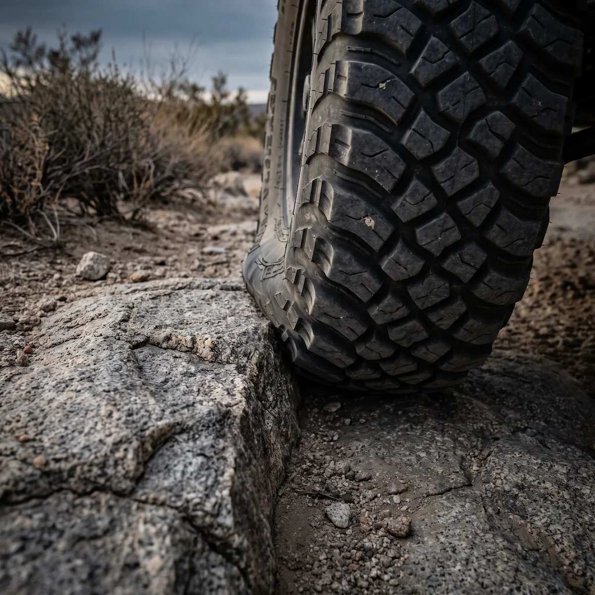 INVICTA BLACKWIDOW wraparound shoulder lugs pressed against a sharp granite ledge